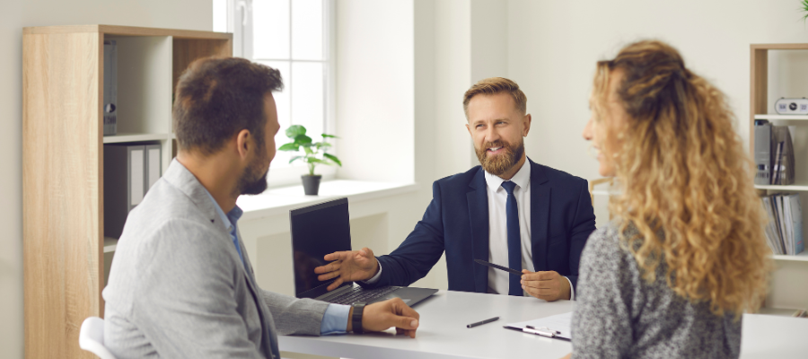 Mäklare med fast arvode